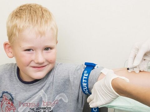 A criança doa sangue para análise em caso de suspeita de infecção por parasitas