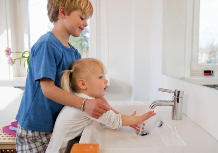 Desde tenra idade, a criança deve ser apresentada às regras de higiene pessoal. 