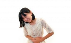 Dor abdominal em uma garota com dano de vermes