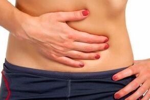 dor abdominal devido à presença de parasitas no corpo